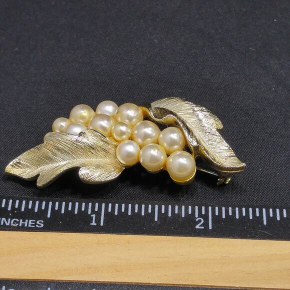 Lisner Faux Pearl Leaf Brooch Gold Plated 1960s Vintage Jewelry Signed - Picture 7 of 10